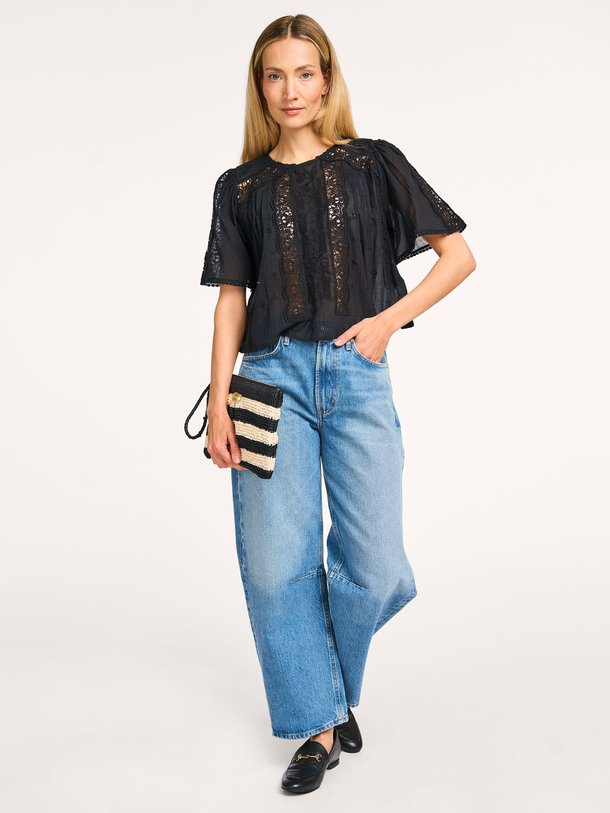 Ontdek de Ingrid organic cotton top met borduursel van Louise Misha in de kleur zwart bij Orangebag. Op werkdagen voor 21:45 besteld, morgen in huis.