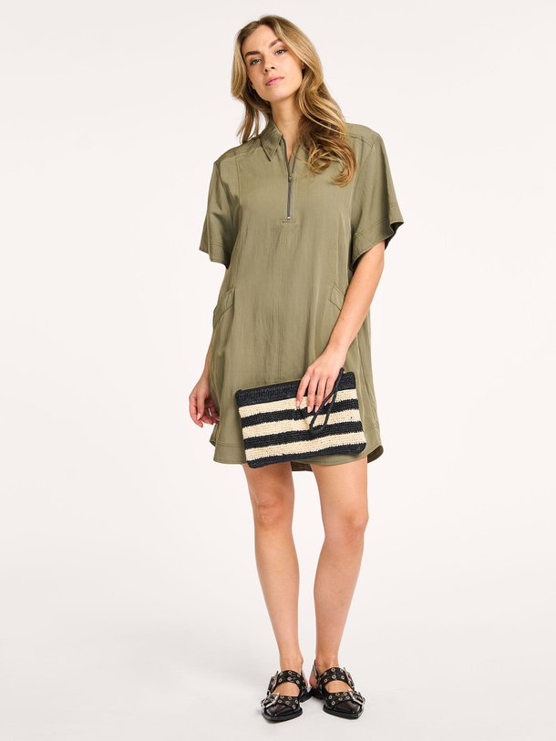 Ontdek de Ella viscosemix jurk van Co'Couture in de kleur army bij Orangebag. Op werkdagen voor 21:45 besteld, morgen in huis.