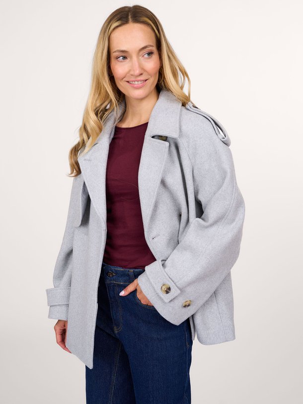 Ontdek de Esmund wolmix jas van Modstrom in de kleur grijs bij Orangebag. Op werkdagen voor 21:45 besteld, morgen in huis.