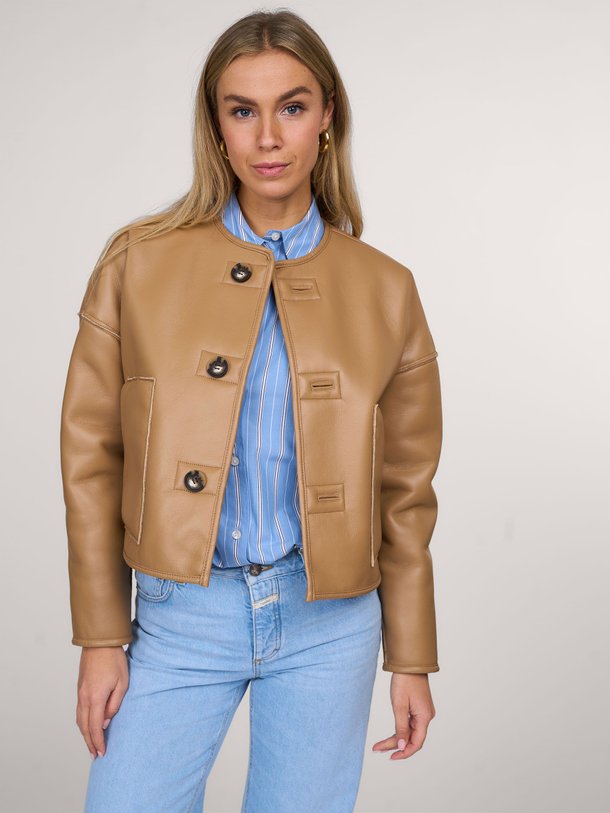 Ontdek de Duomo leatherlook reversible jasje van Vanessa Bruno in de kleur camel bij Orangebag. Op werkdagen voor 21:45 besteld, morgen in huis.