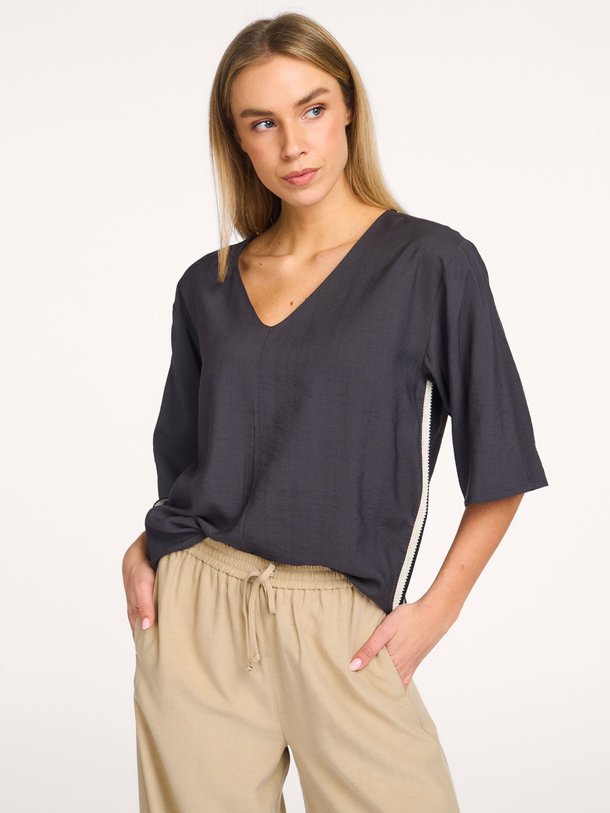 Ontdek de Romi viscosemix top van Alchemist in de kleur Antraciet bij Orangebag. Op werkdagen voor 21:45 besteld, morgen in huis.