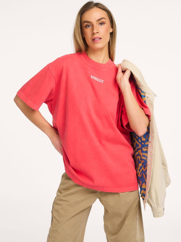 Ontdek de Basic Worn-Out katoenen oversized logo T-shirt van Stieglitz in de kleur Koraal bij Orangebag. Op werkdagen voor 21:45 besteld, morgen in huis.