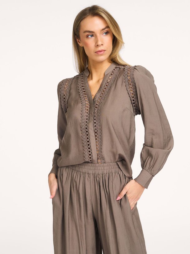 Ontdek de Notis viscosemix blouse van Co'Couture in de kleur Taupe bij Orangebag. Op werkdagen voor 21:45 besteld, morgen in huis.