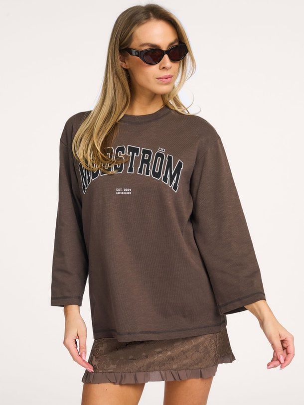 Ontdek de Bamboo organic cotton T-shirt met print van Modstrom in de kleur Bruin bij Orangebag. Op werkdagen voor 21:45 besteld, morgen in huis.