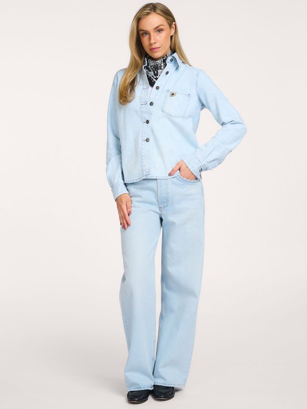 Ontdek de Isa denim blouse van Lois in de kleur Lichtblauw bij Orangebag. Op werkdagen voor 21:45 besteld, morgen in huis.