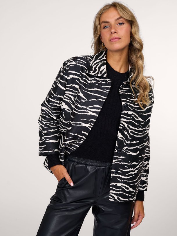 Ontdek de Bessie organic cotton mix blazer met dessin van Baum und Pferdgarten in de kleur zwart bij Orangebag. Op werkdagen voor 21:45 besteld, morgen in huis.