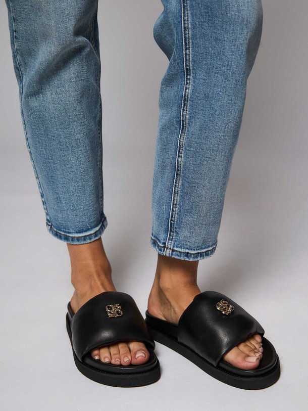 Dante 6 Ruby - Lederen Logo Slippers - Zwart Ontdek de Ruby lederen logo slippers van Dante 6 in de kleur zwart bij Orangebag. Op werkdagen voor 21:45 besteld, morgen in huis.