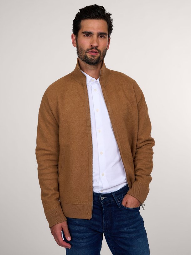 Ontdek de Janor katoenmix vest van Drykorn in de kleur camel bij Orangebag. Op werkdagen voor 21:45 besteld, morgen in huis.