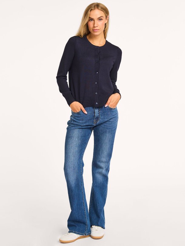 Ontdek de Lucca mid waist flared fit jeans van Summum in de kleur donkerblauw bij Orangebag. Op werkdagen voor 21:45 besteld, morgen in huis.