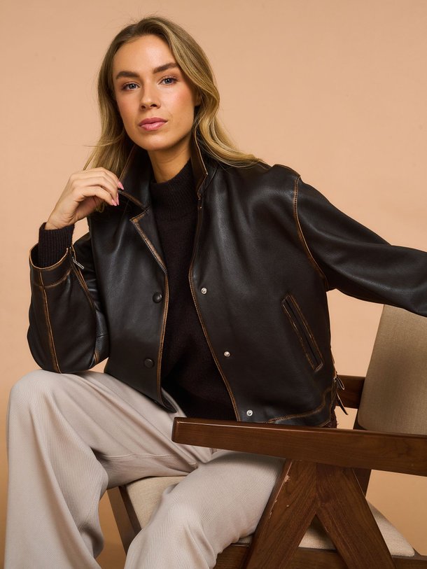 Ontdek de Fallon lederen jack van Alter Ego in de kleur Donkerbruin bij Orangebag. Op werkdagen voor 21:45 besteld, morgen in huis.