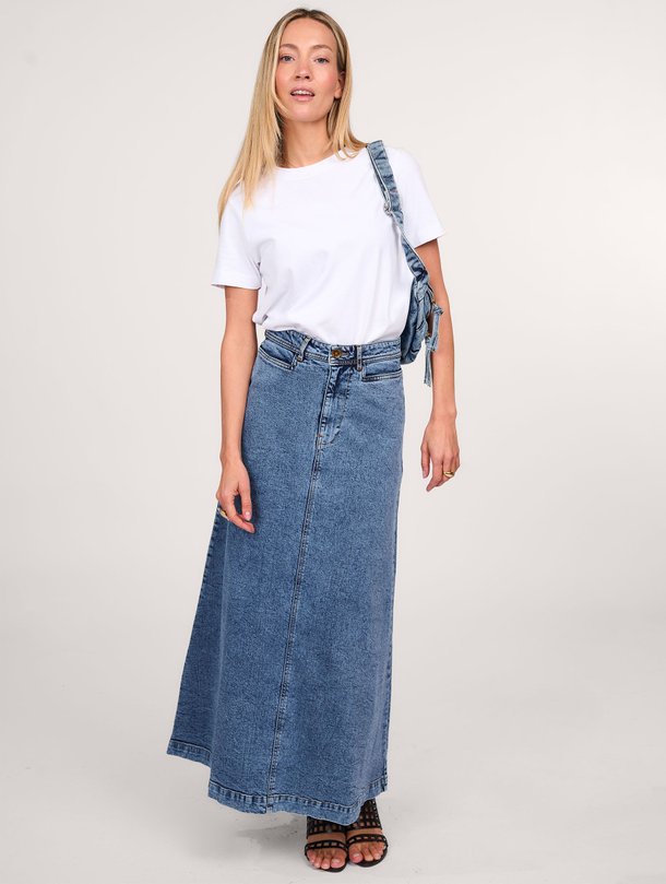 Ontdek de Luna denim maxi rok van Lollys Laundry in de kleur blauw bij Orangebag. Op werkdagen voor 21:45 besteld, morgen in huis.