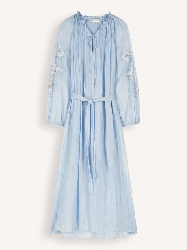 Ontdek de Nicola organic cotton jurk van Louise Misha in de kleur lichtblauw bij Orangebag. Op werkdagen voor 21:45 besteld, morgen in huis.