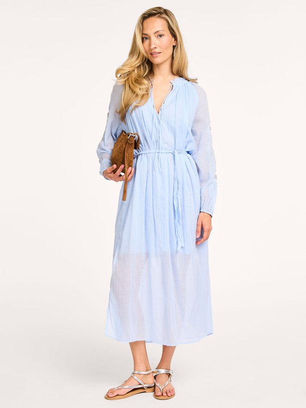 Ontdek de Nicola organic cotton jurk van Louise Misha in de kleur lichtblauw bij Orangebag. Op werkdagen voor 21:45 besteld, morgen in huis.