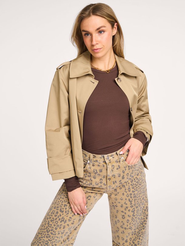 Ontdek de Petriciasw viscosemix rib longsleeve van Sofie Schnoor in de kleur donkerbruin bij Orangebag. Op werkdagen voor 21:45 besteld, morgen in huis.