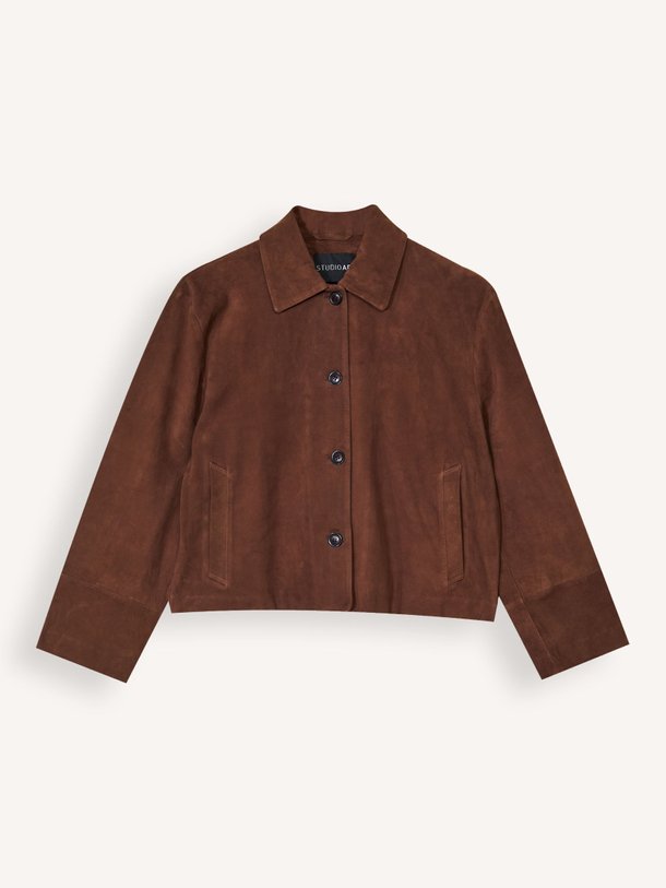 Ontdek de Elaine suède jack van Studio AR in de kleur Bruin bij Orangebag. Op werkdagen voor 21:45 besteld, morgen in huis.