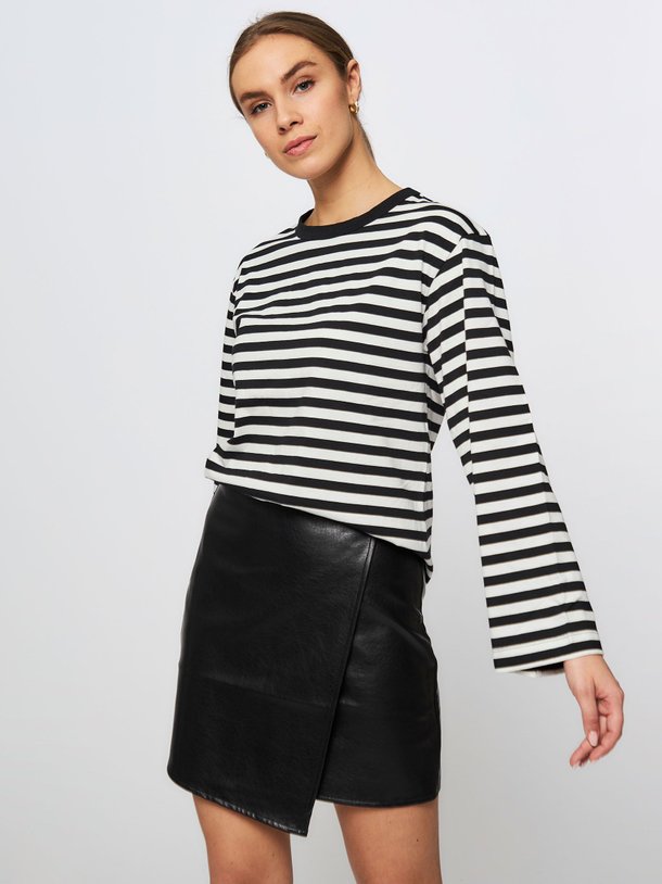 Ontdek de Huxley leatherlook rok van Modstrom in de kleur zwart bij Orangebag. Op werkdagen voor 21:45 besteld, morgen in huis.