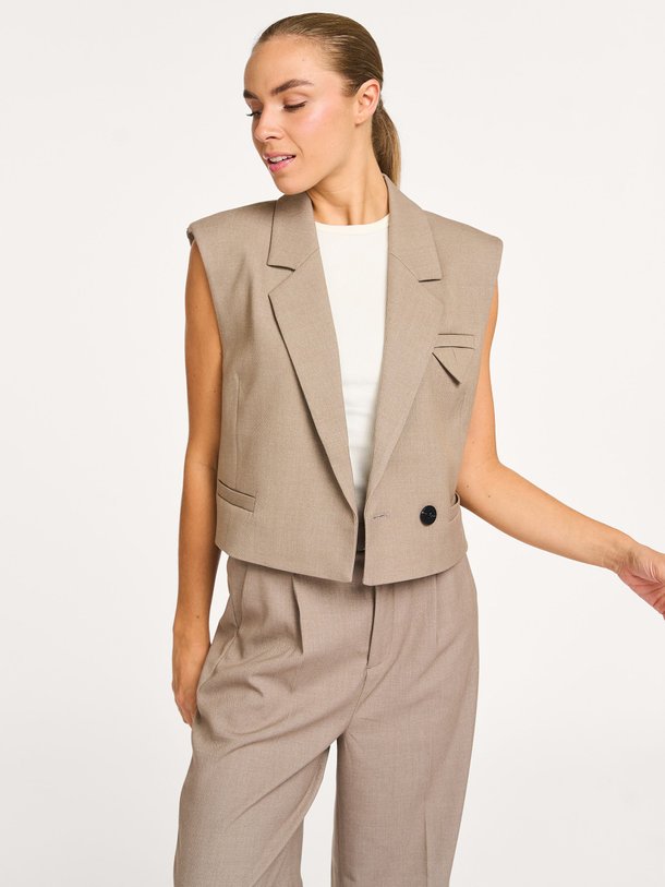 Ontdek de Tailor viscosemix gilet van Copenhagen Muse in de kleur lichtbruin bij Orangebag. Op werkdagen voor 21:45 besteld, morgen in huis.