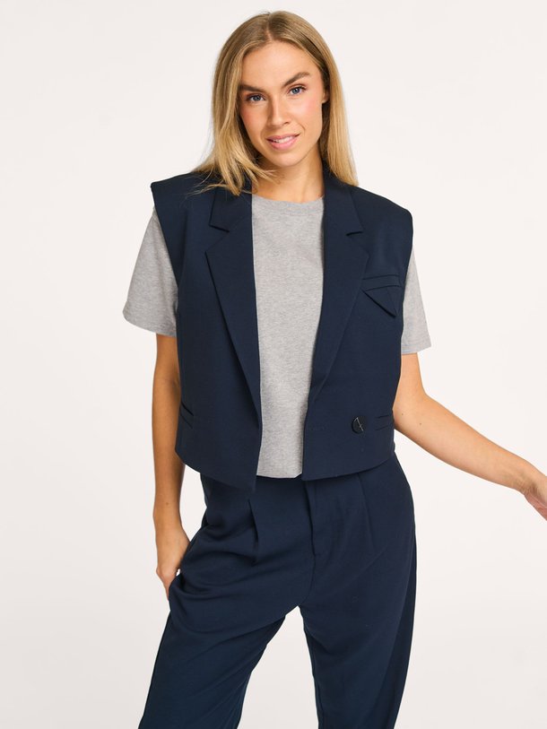 Ontdek de Tailor viscosemix gilet van Copenhagen Muse in de kleur donkerblauw bij Orangebag. Op werkdagen voor 21:45 besteld, morgen in huis.