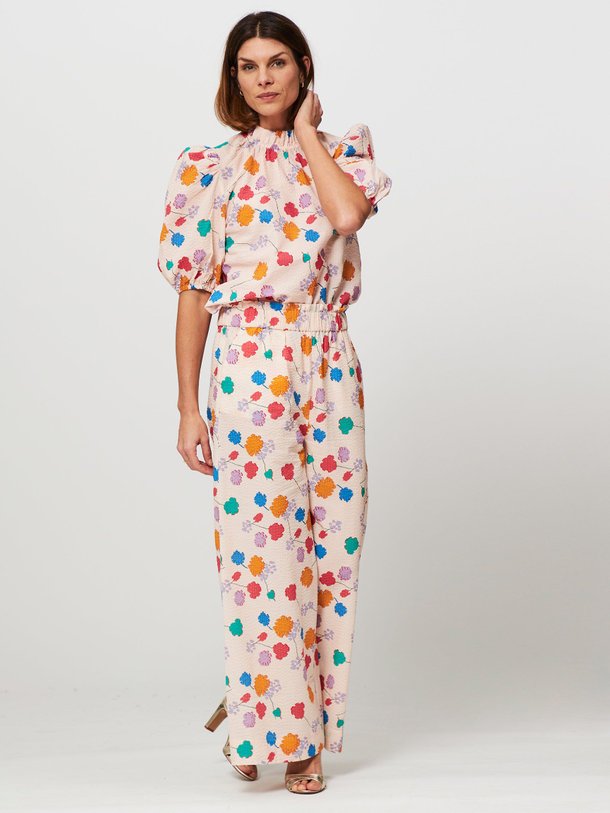 Ontdek de Rita katoenen palazzo met print en structuur van Hofmann Copenhagen in de kleur poeder bij Orangebag. Op werkdagen voor 21:45 besteld, morgen in huis.