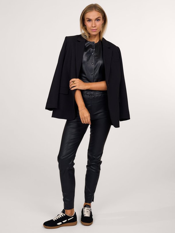 Ontdek de Pax lederen broek van Dna in de kleur zwart bij Orangebag. Op werkdagen voor 21:45 besteld, morgen in huis.