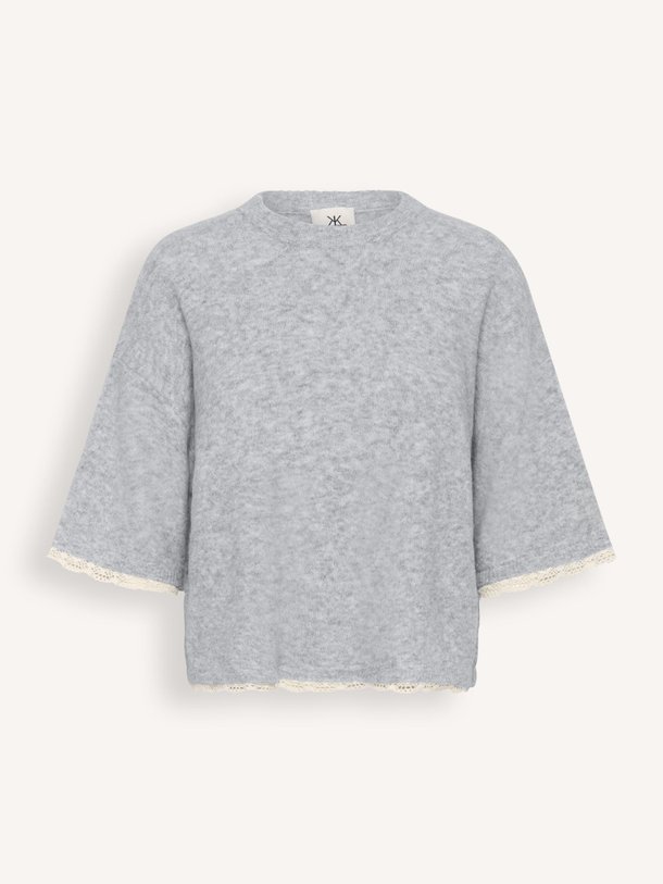 Ontdek de Eris wolmix gemêleerde top met kant van Karen By Simonsen in de kleur Grijs bij Orangebag. Op werkdagen voor 21:45 besteld, morgen in huis.