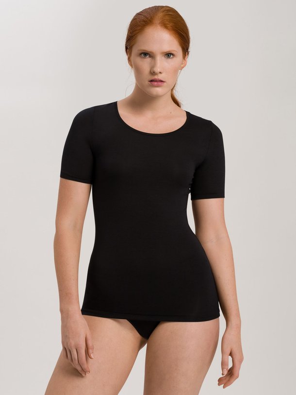 Ontdek de Soft Touch Modalmix T-shirt van Hanro in de kleur zwart bij Orangebag. Op werkdagen voor 21:45 besteld, morgen in huis.
