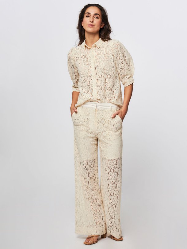 Ontdek de Sheila katoenmix kanten broek van Lollys Laundry in de kleur crème bij Orangebag. Op werkdagen voor 21:45 besteld, morgen in huis.