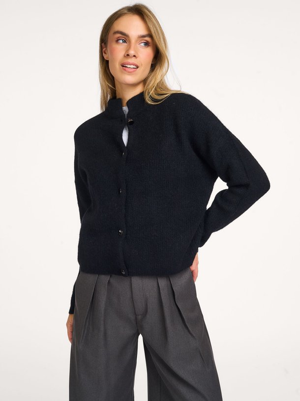 Ontdek de Alpha alpacamix vest van Gestuz in de kleur zwart bij Orangebag. Op werkdagen voor 21:45 besteld, morgen in huis.