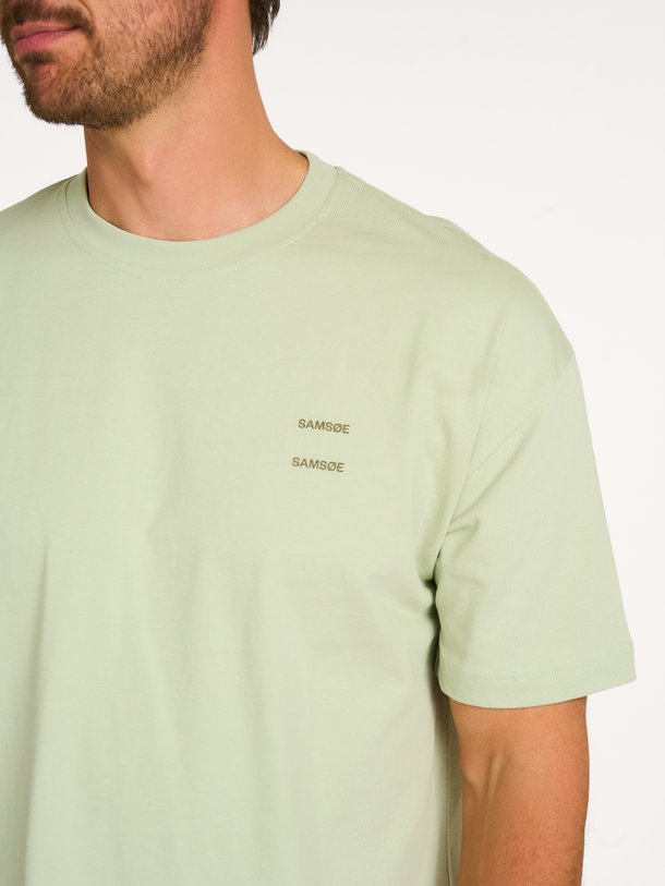 Ontdek de JOEL T-SHIRT 11415 van Samsoe Samsoe bij Orangebag. Op werkdagen voor 21:45 besteld, morgen in huis.