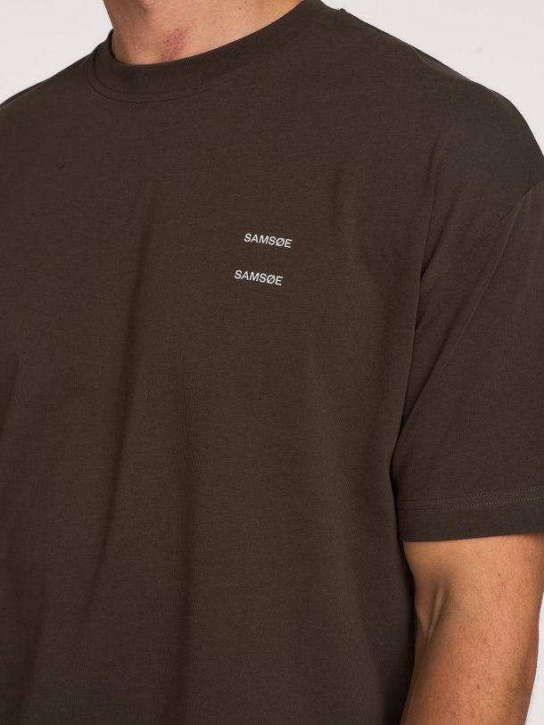 Ontdek de JOEL T-SHIRT 11415 van Samsoe Samsoe bij Orangebag. Op werkdagen voor 21:45 besteld, morgen in huis.