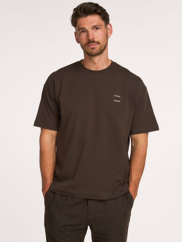 Ontdek de JOEL T-SHIRT 11415 van Samsoe Samsoe bij Orangebag. Op werkdagen voor 21:45 besteld, morgen in huis.