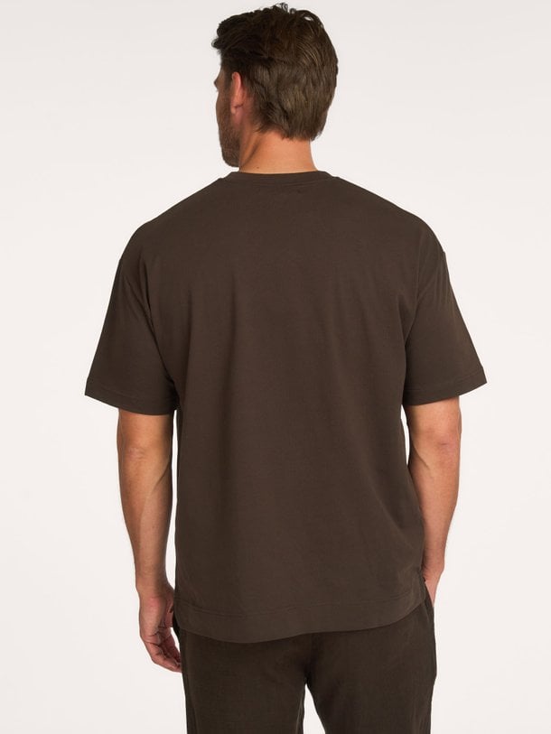 Ontdek de JOEL T-SHIRT 11415 van Samsoe Samsoe bij Orangebag. Op werkdagen voor 21:45 besteld, morgen in huis.