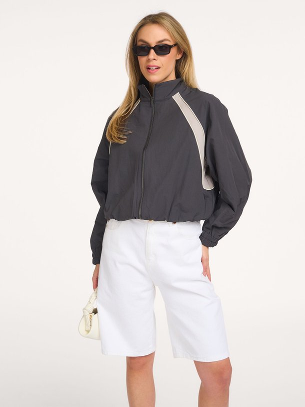 Ontdek de Tasma geweven track jack van My Essential Wardrobe in de kleur Antraciet bij Orangebag. Op werkdagen voor 21:45 besteld, morgen in huis.