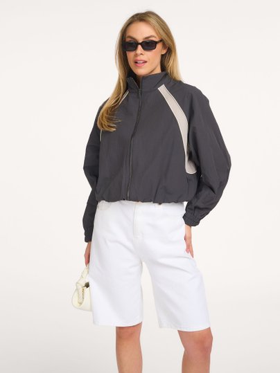 Ontdek de Tasma geweven track jack van My Essential Wardrobe in de kleur Antraciet bij Orangebag. Op werkdagen voor 21:45 besteld, morgen in huis.