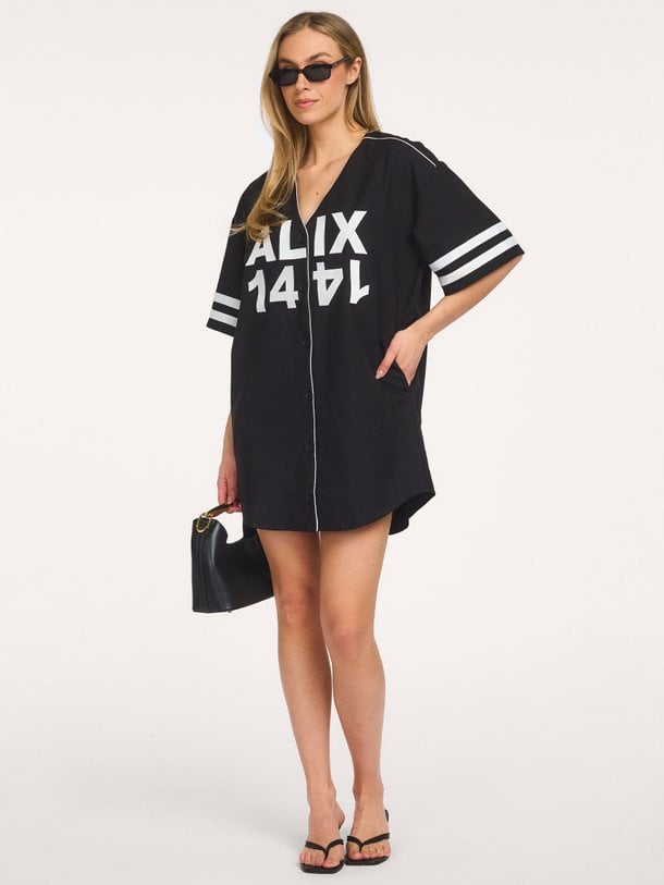 Ontdek de ladies woven baseball shirt dress van Alix The Label bij Orangebag. Op werkdagen voor 21:45 besteld, morgen in huis.