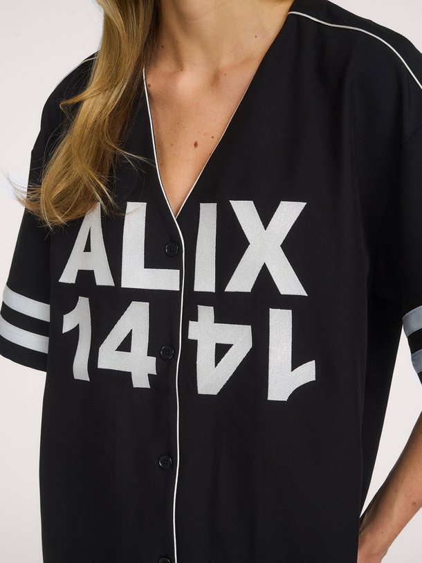 Ontdek de ladies woven baseball shirt dress van Alix The Label bij Orangebag. Op werkdagen voor 21:45 besteld, morgen in huis.