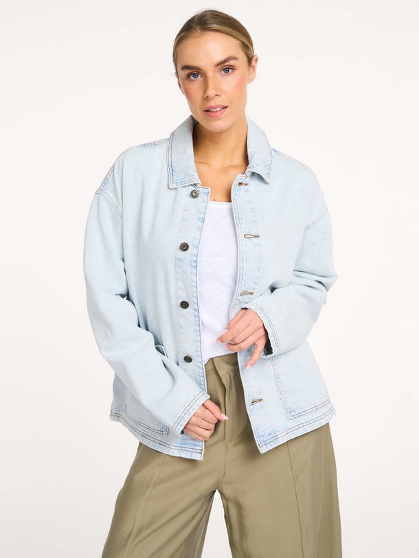 Ontdek de Joybird denim jack van American Vintage in de kleur Lichtblauw bij Orangebag. Op werkdagen voor 21:45 besteld, morgen in huis.