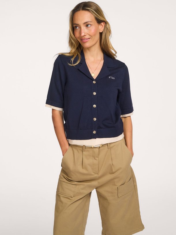 Ontdek de Lue viscose vest van Co'Couture in de kleur Donkerblauw bij Orangebag. Op werkdagen voor 21:45 besteld, morgen in huis.