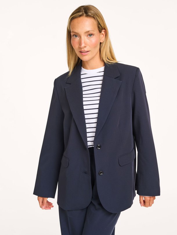 Ontdek de Ramona viscosemix stretch blazer van Samsoe Samsoe in de kleur donkerblauw bij Orangebag. Op werkdagen voor 21:45 besteld, morgen in huis.