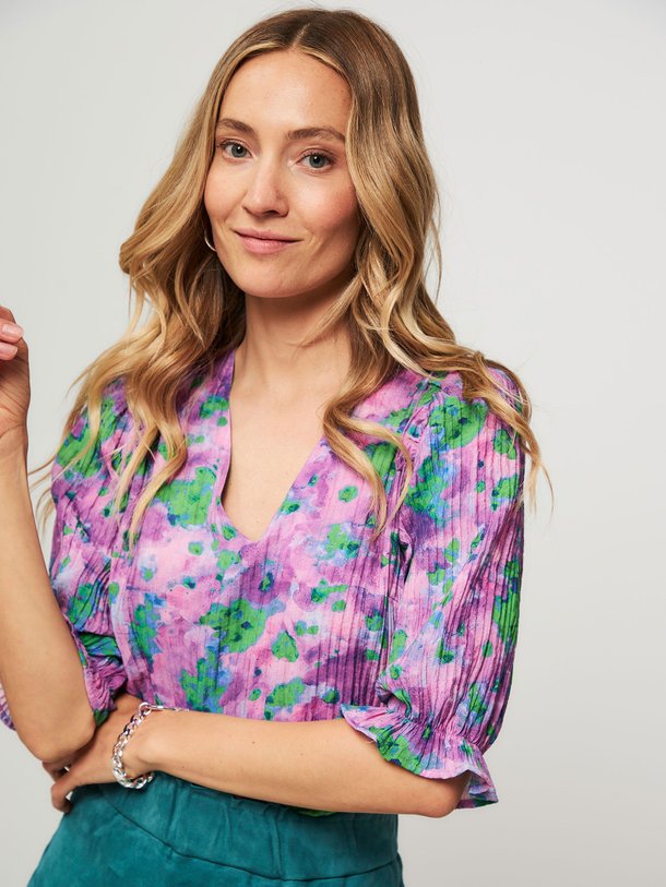 Ontdek de Gene viscosemix top met print van Dante 6 in de kleur paars bij Orangebag. Op werkdagen voor 21:45 besteld, morgen in huis.