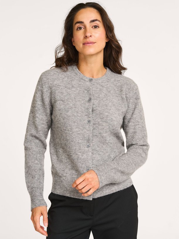 Ontdek de Nor alpacamix gemêleerd vest van Samsoe Samsoe in de kleur grijs bij Orangebag. Op werkdagen voor 21:45 besteld, morgen in huis.