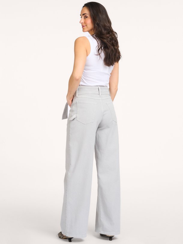 Ontdek de Nadja mid waist loose fit jeans met riem van Baum und Pferdgarten in de kleur Grijs bij Orangebag. Op werkdagen voor 21:45 besteld, morgen in huis.