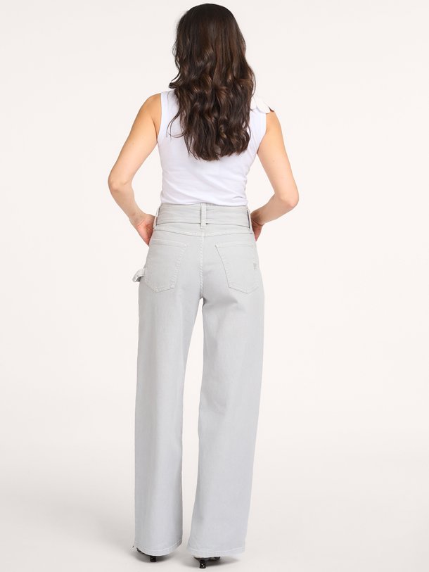 Ontdek de Nadja mid waist loose fit jeans met riem van Baum und Pferdgarten in de kleur Grijs bij Orangebag. Op werkdagen voor 21:45 besteld, morgen in huis.
