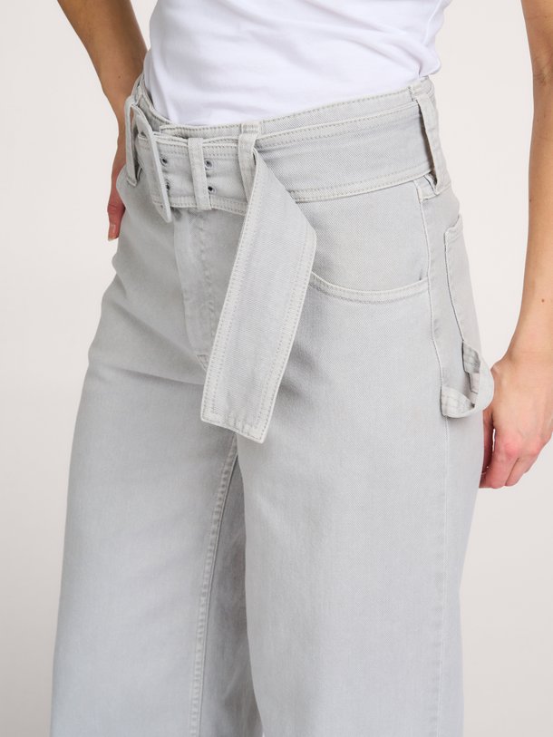 Ontdek de Nadja mid waist loose fit jeans met riem van Baum und Pferdgarten in de kleur Grijs bij Orangebag. Op werkdagen voor 21:45 besteld, morgen in huis.