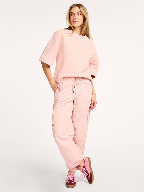 Ontdek de Katoenen cargo broek van Summum in de kleur lichtroze bij Orangebag. Op werkdagen voor 21:45 besteld, morgen in huis.