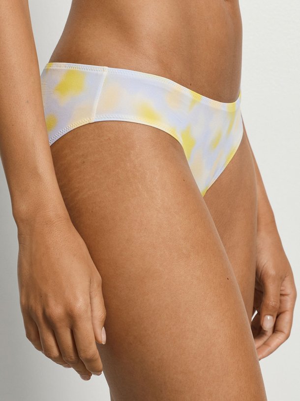 Ontdek de Monea jersey slip met print van Hanro in de kleur Geel bij Orangebag. Op werkdagen voor 21:45 besteld, morgen in huis.