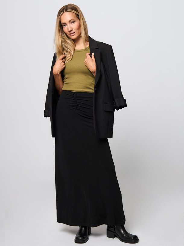 Ontdek de Samaddi viscosemix elastische rok van Samsoe Samsoe in de kleur zwart bij Orangebag. Op werkdagen voor 21:45 besteld, morgen in huis.