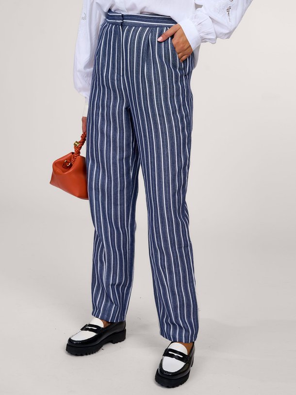 Ontdek de Maisie katoenmix broek met gestreept dessin van Lollys Laundry in de kleur blauw bij Orangebag. Op werkdagen voor 21:45 besteld, morgen in huis.