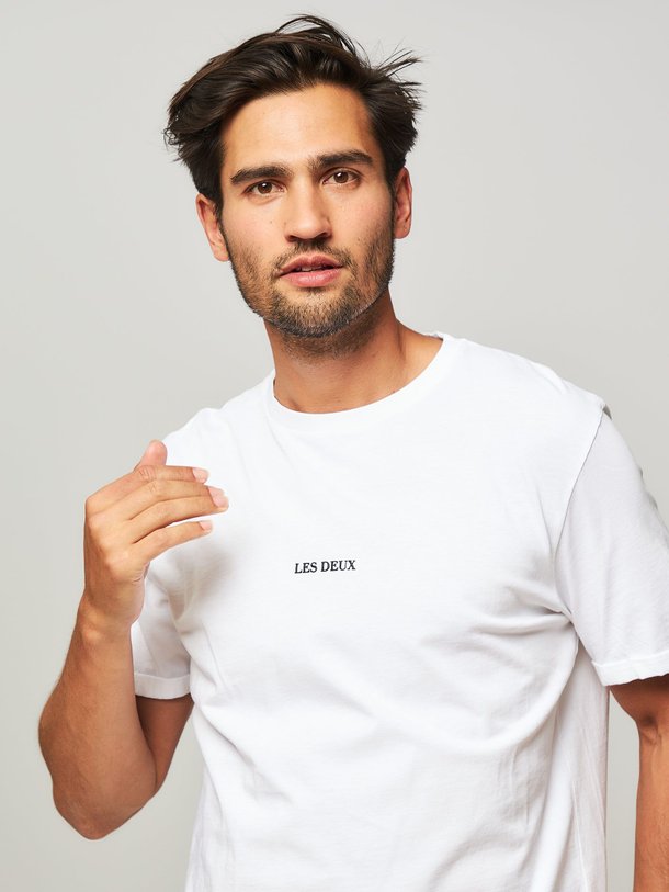 Ontdek de Lens katoenen t-shirt met print van Les Deux in de kleur wit bij Orangebag. Op werkdagen voor 21:45 besteld, morgen in huis.