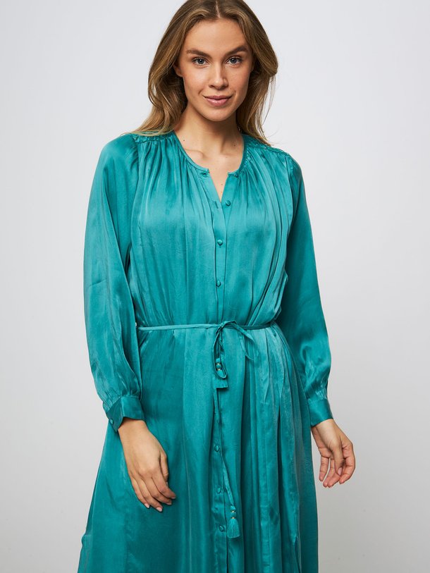 Ontdek de Djina viscose glanzende doorknoopjurk van Louise Misha in de kleur blauwgroen bij Orangebag. Op werkdagen voor 21:45 besteld, morgen in huis.